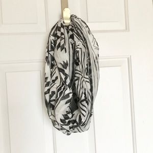 ⭐️Geometric black and white infinity scarf